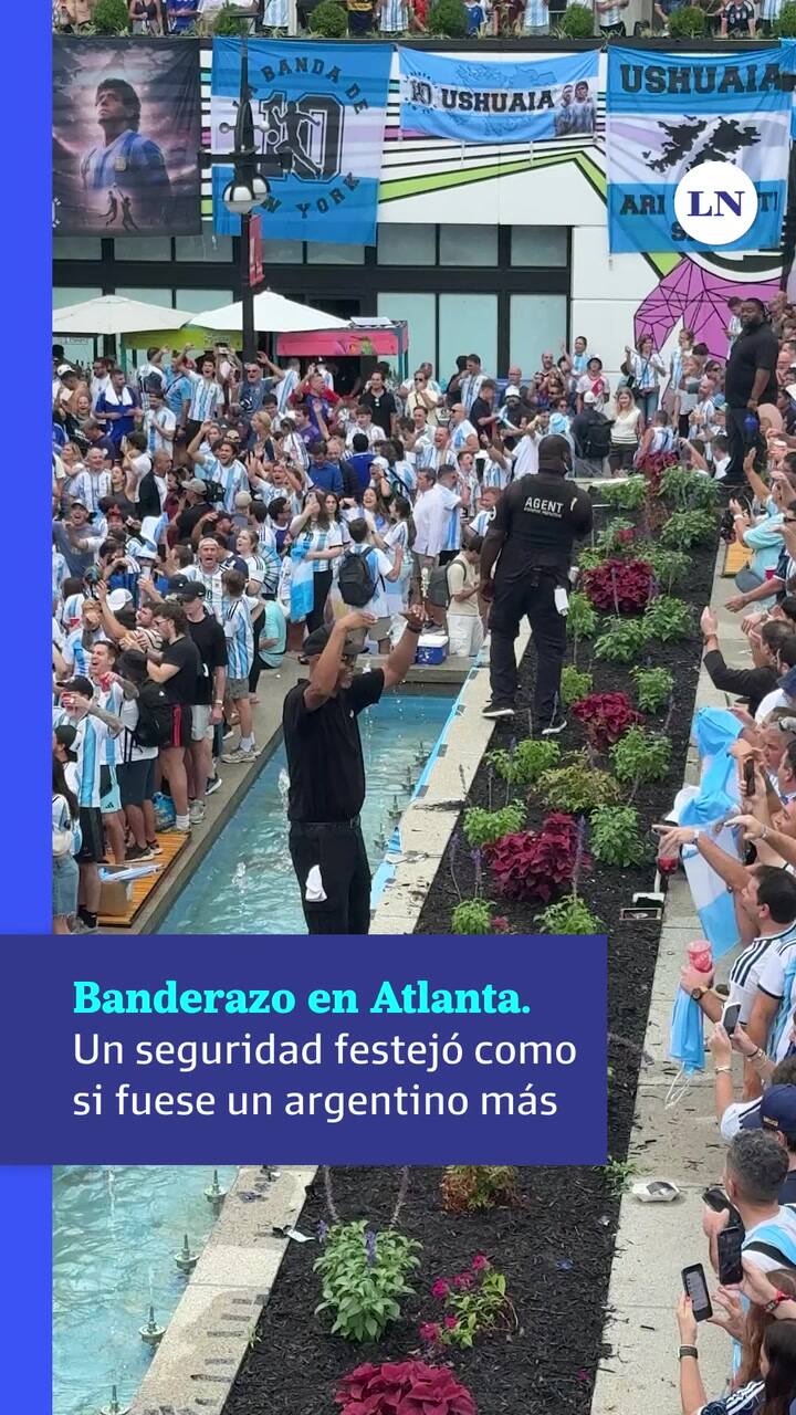 Un integrante del operativo de seguridad se sumó al banderazo y bailó junto a los hinchas argentinos