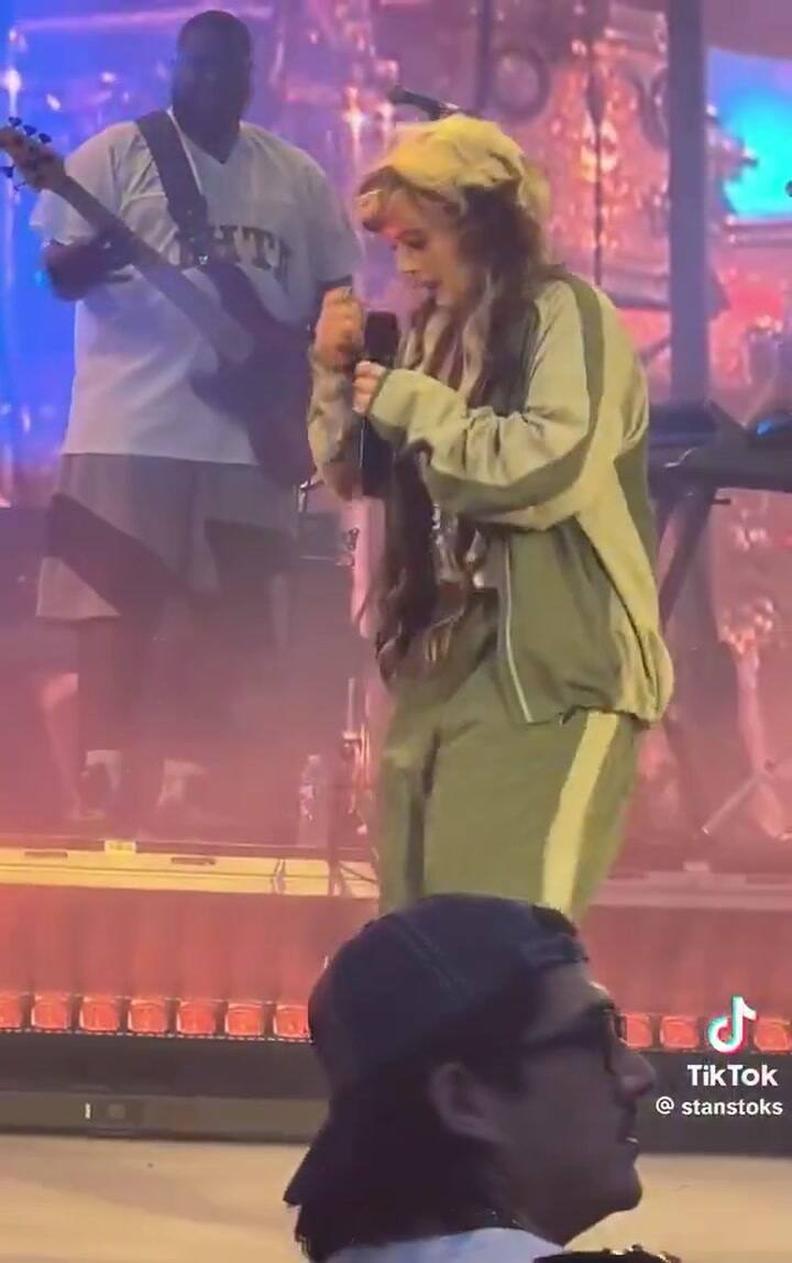 El video del desmayo de Lola Young en pleno show: suspendió toda su gira y no estará en el Lollapalooza Argentina 2026