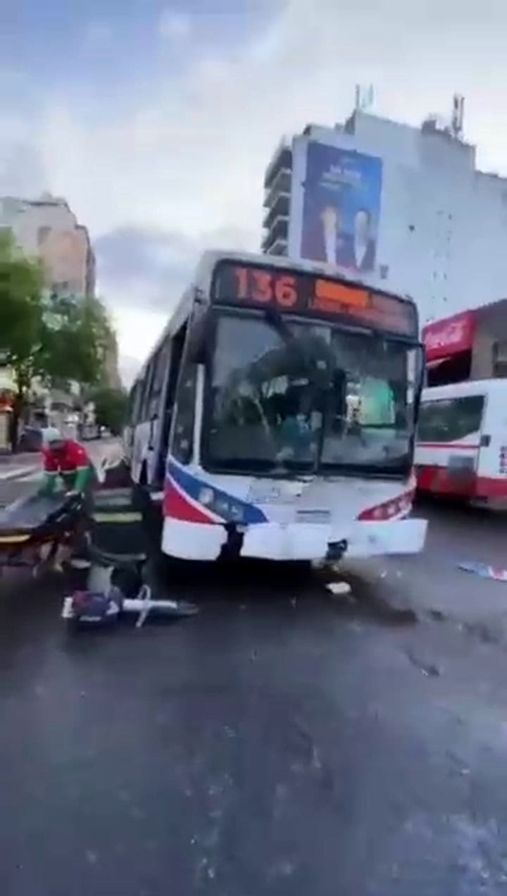 Flores: dos colectivos chocaron y cinco personas resultaron heridas
