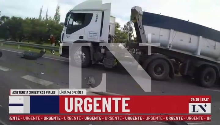 Una pick-up chocó contra un camión y volcó en Acceso Oeste: murieron dos personas