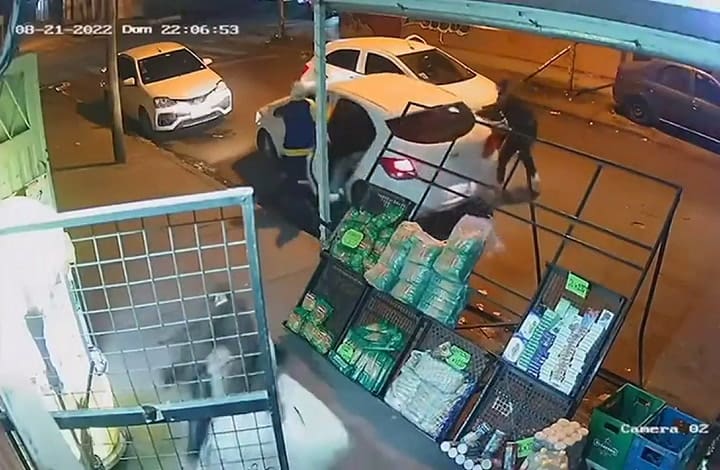 Defendió a escobazos a dos víctimas de un robo
