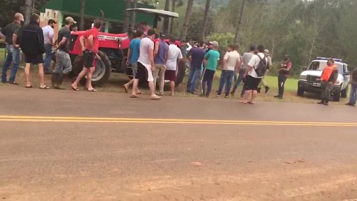 Productores misioneros indignados le arrebataron un tractor incautado a la Prefectura