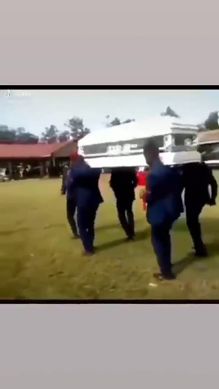 El viral de los africanos bailando con un ataúd - Fuente: Twitter
