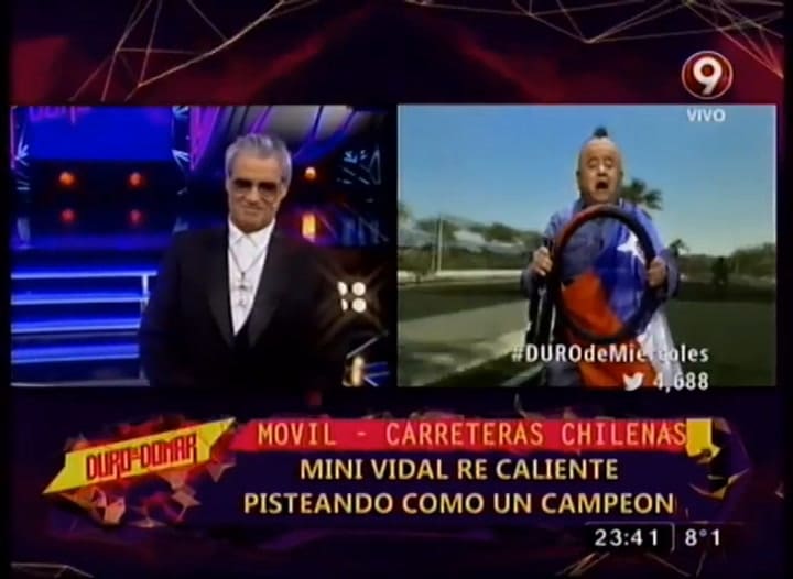 El Mini, caracterizado como Arturo Vidal, en una participación en Duro de Domar