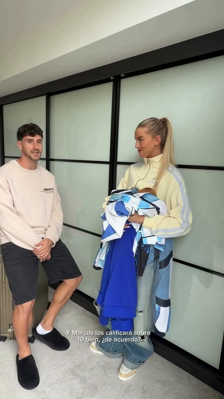 Marcos Senesi y su novia Kelci Rose califican camisetas de la selección argentina