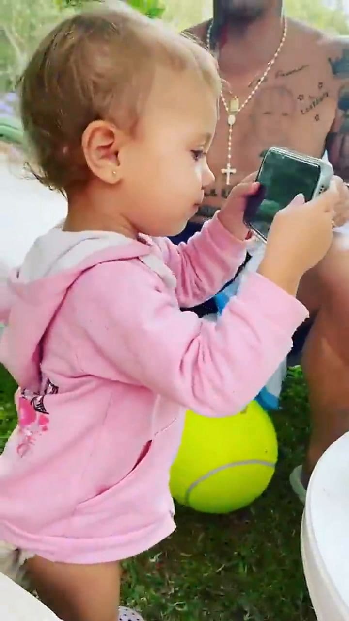 Abril, la hija de Barby Silenzi y El Polaco, cantando una canción de su papá