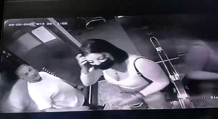 Así llegaba la 'viuda negra' junto a su víctima al departamento en Palermo