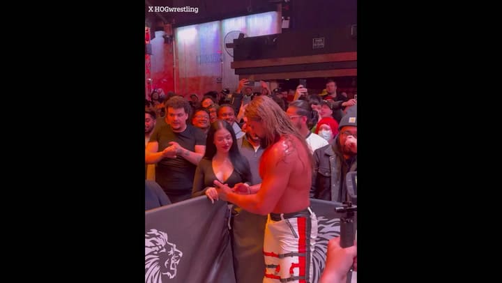 Una joven recibió una patada en la previa a una pelea de lucha libre