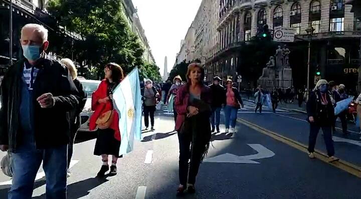 Manifestantes transitan pacíficamente por las calles del centro porteño