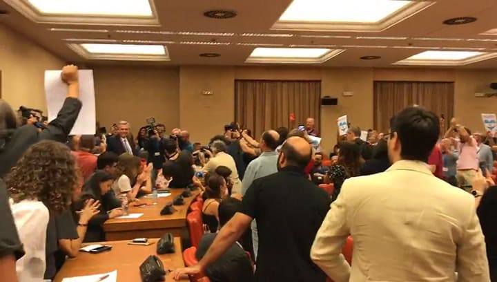 Alberto Fernandez en Madrid y la gente cantando 'Vamos a volver'.