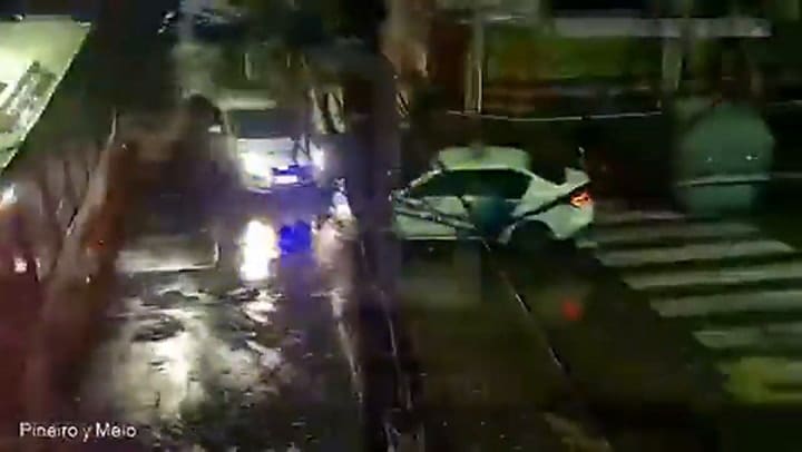 Se escondió en un cesto de basura para que la policía no lo atrape