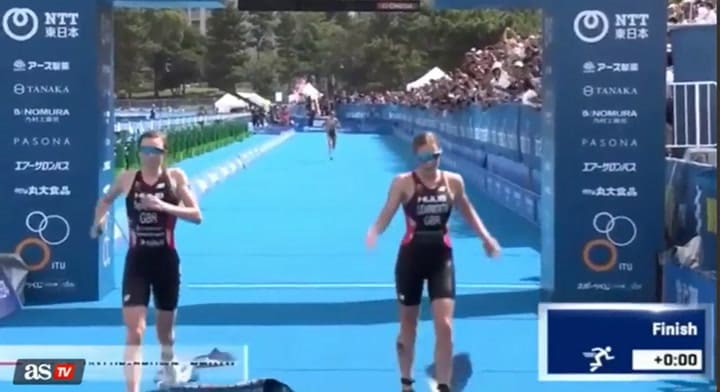 Dos atletas fueron descalificadas de una competencia por cruzar la meta tomadas de la mano - As TV
