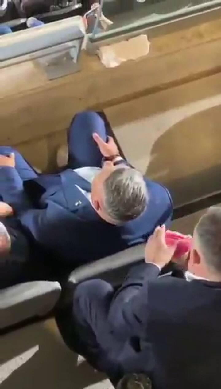 GIF El insólito video de Luciano Nakis limpiandole el sudor a Chiqui Tapia