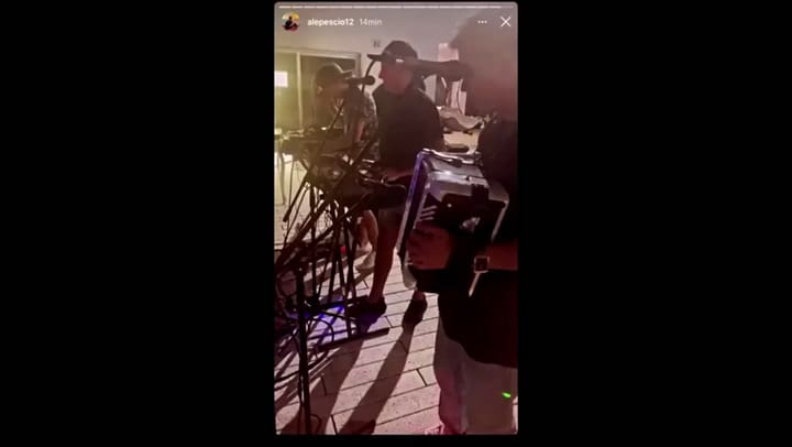 El festejo de cumpleaños de Esteban Andrada con Edwin Cardona pateando tiros libres