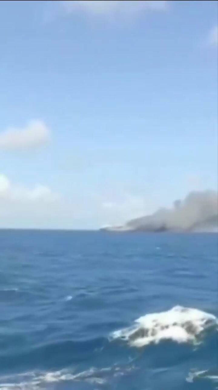 El buque quedó casi íntegramente tapada por una columna de humo