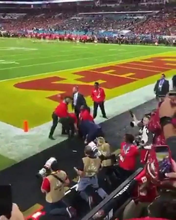 Super Bowl: una modelo quiso correr desnuda por el campo y fue arrestada - Fuente: Twitter