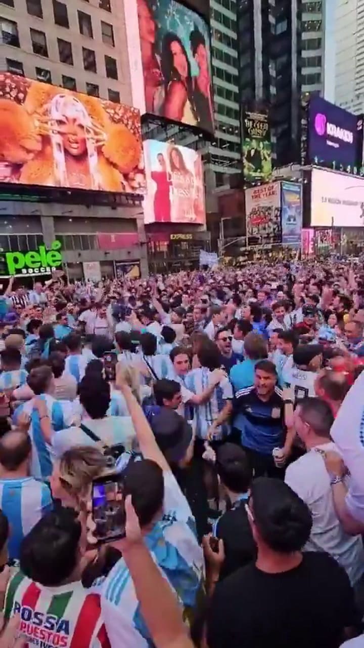 Los hinchas argentinos se hacen notar en Times Square, en Nueva York, a un día del debut