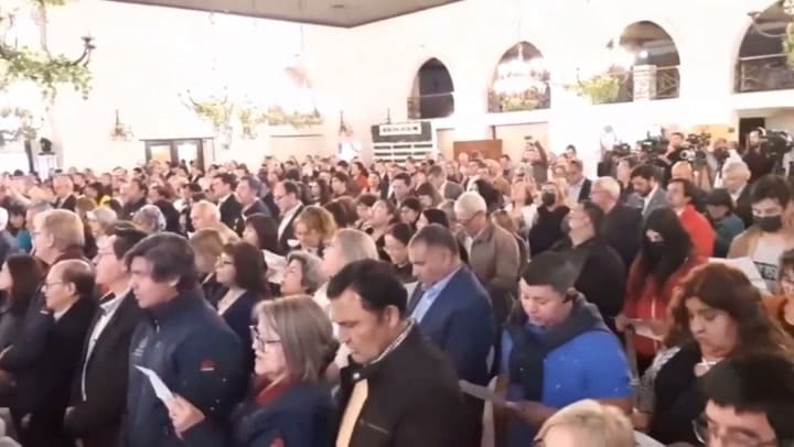 Boric exigió respeto a un empresario y luego le cantaron el himno de Carabineros