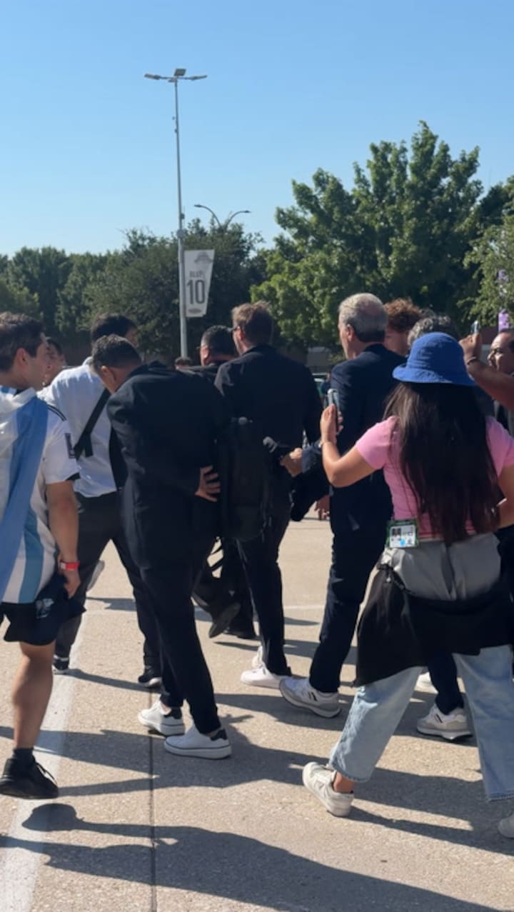 Gallardo presente en la entrada al Dallas Stadium