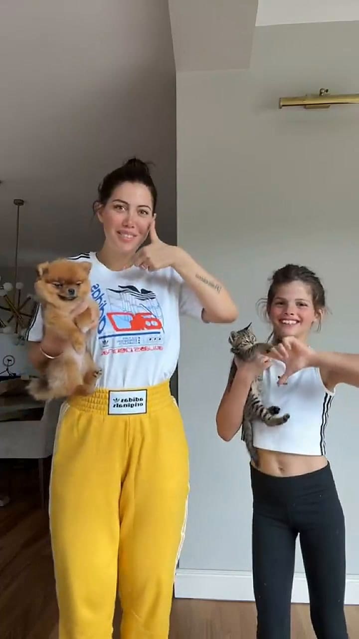 Wanda y Francesca bailan con dos de las mascotas de la casa: la perra Carla y el gato recién llegado