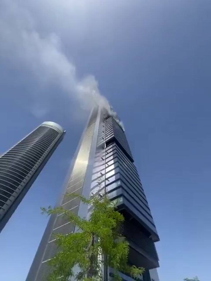 Evacúan una torre en Madrid por una explosión y una fuerte columna de humo