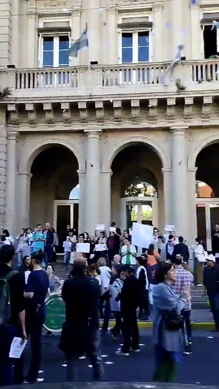 Reclamo en la puerta del Hospital de Salud Mental Laura Bonaparte