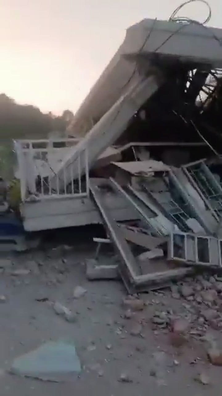 Un edificio derrumbado luego del movimiento sísmico