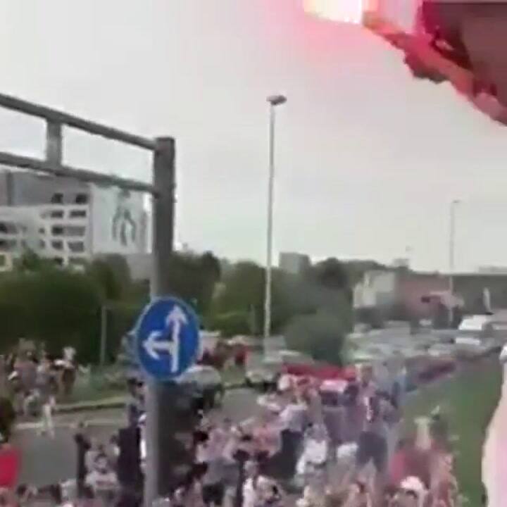 Luka Modric festejando el subcampeonato en la llegada de la selección a Croacia - Fuente: YouTube