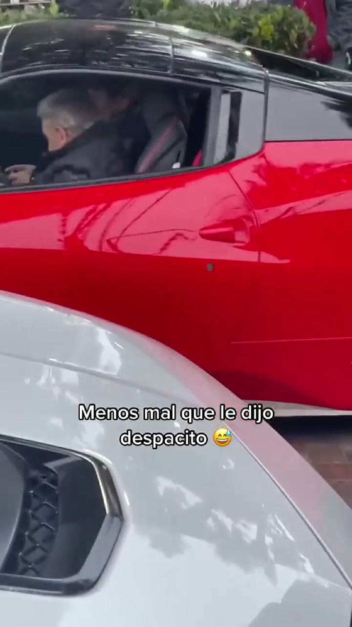 El momento en el que la Ferrari sale del estacionamiento
