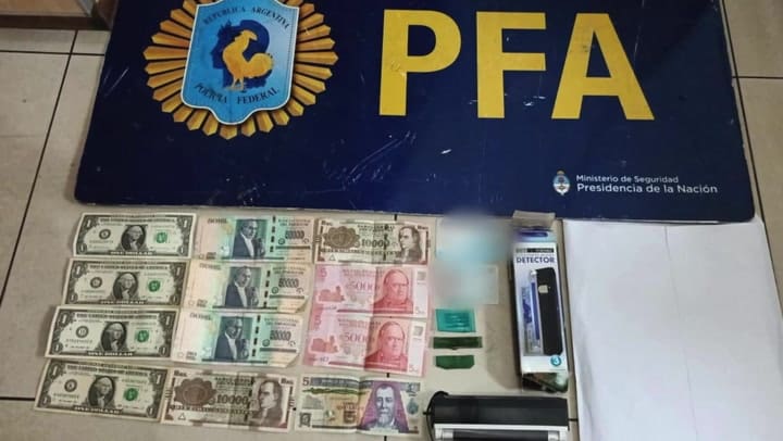 La detención de una banda que vendía dólares falsos
