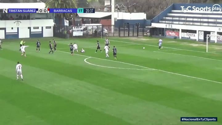 Falta en el borde del área. Penal para Barracas.