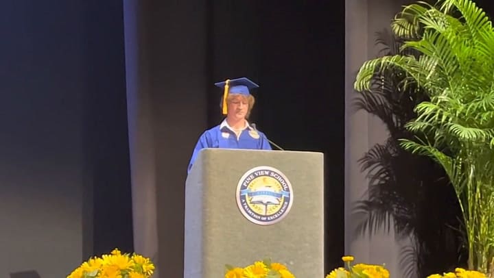 La original estrategia de un graduado de una secundaria de Florida para evitar la palabra gay