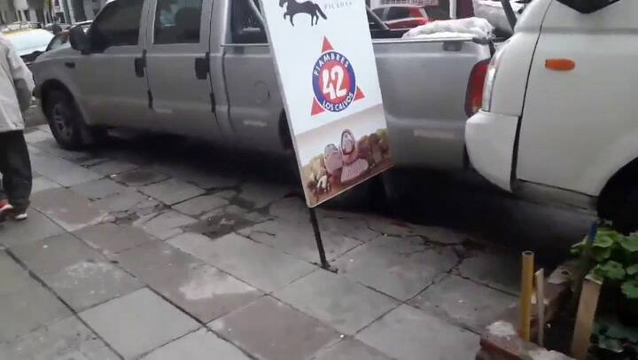 El vagón se salió del galpón sin conductor y chocó a 3 autos - Fuente: Twitter