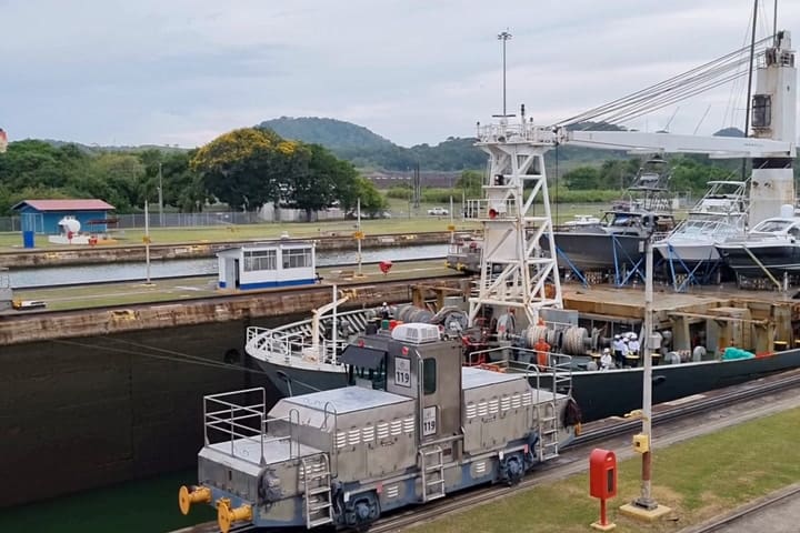 El paso de un barco de carga por el Canal de Panamá