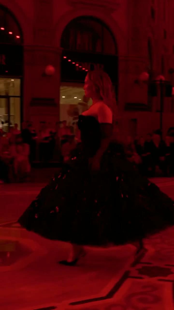 Lorenzo Musetti bailó con Jennifer Lopez durante su paso por el desfile Vogue World 2026