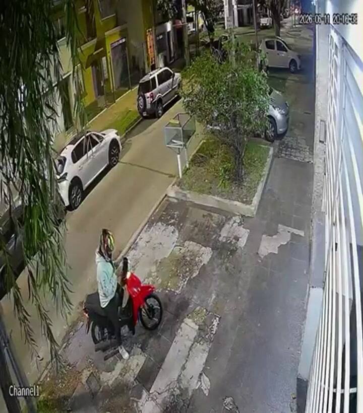 Intentaron robarle la moto y le dio una descarga eléctrica a los delincuentes