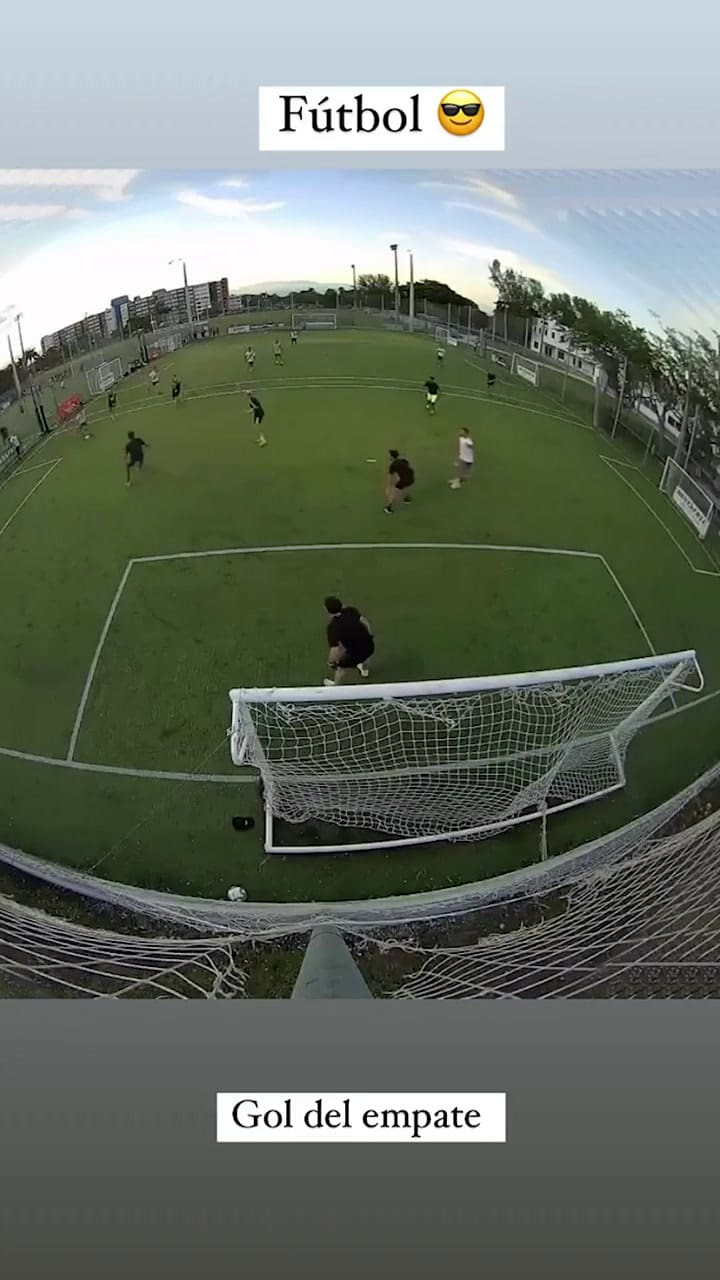 Kun Agüero volvió a jugar al fútbol y chicaneó al arquero rival: 'Algo más, ¿no?'