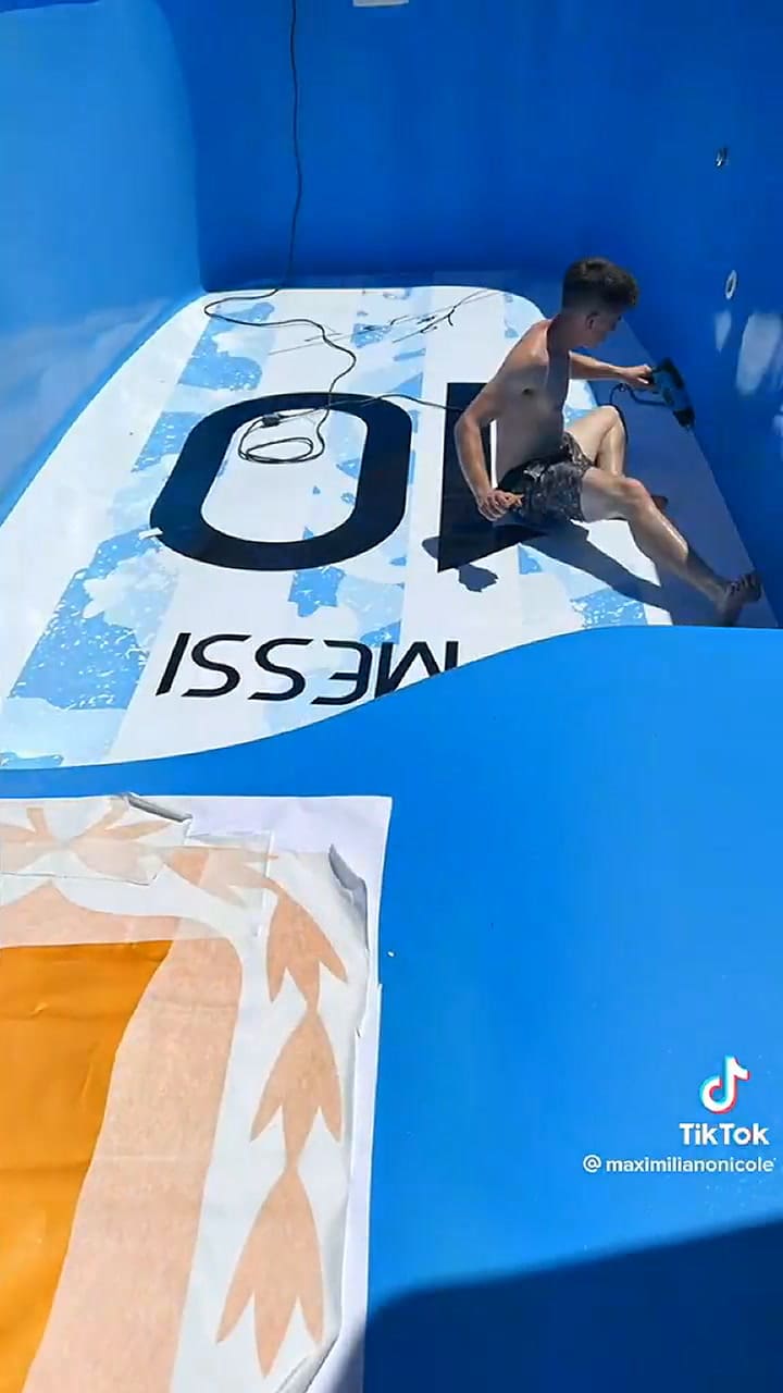 Ploteó su pileta en apoyo al seleccionado nacional