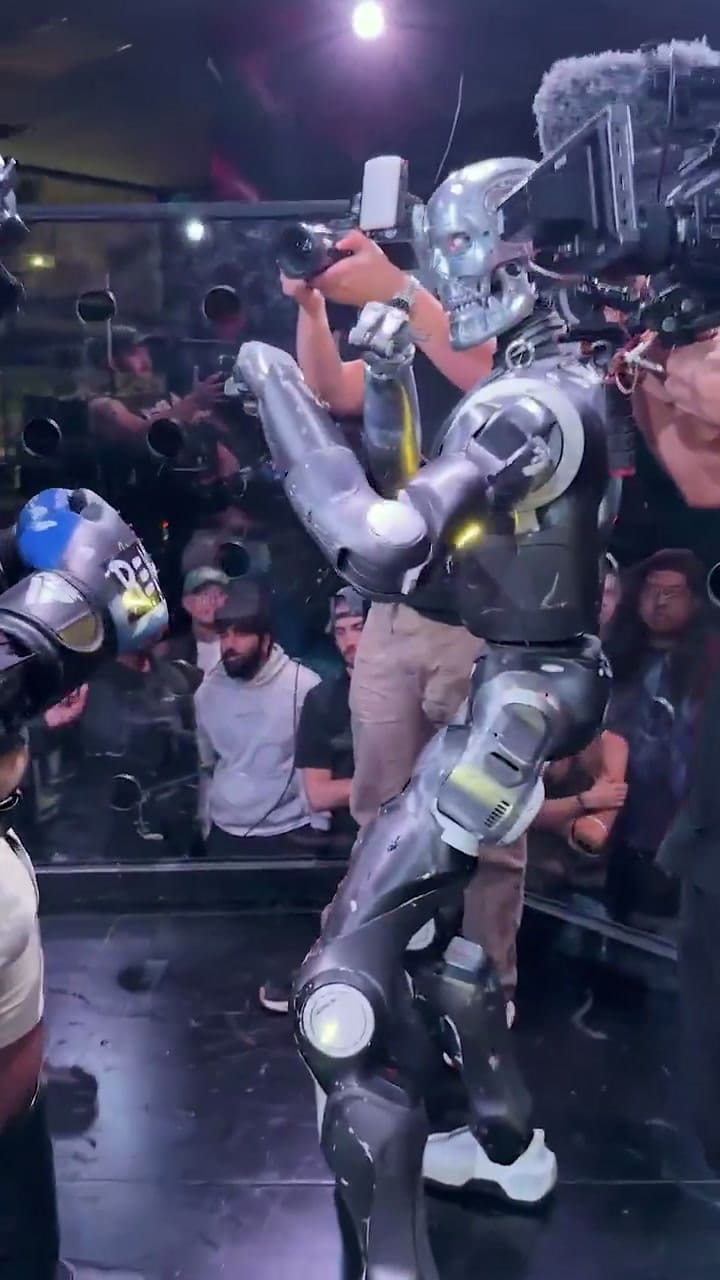Un influencer se enfrentó a un robot similar a “Terminator” en un octógono de MMA y la pelea se viralizó