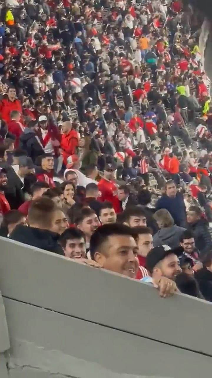 Racismo: un hincha de River le arrojó una banana a hinchas brasileños
