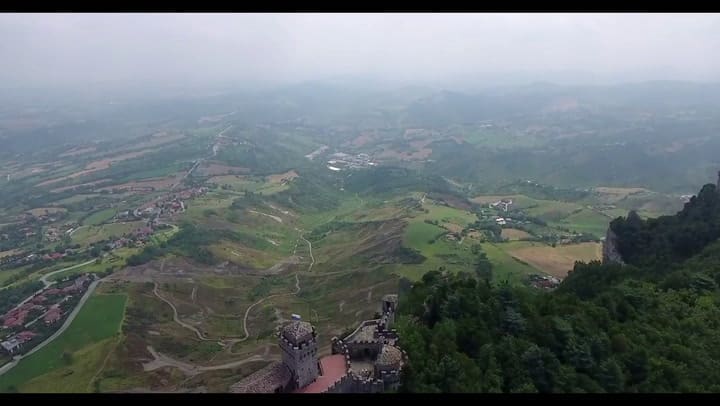 Así es San Marino, con paisajes imponentes pero no mucho turismo - Fuente: Drone Nomads