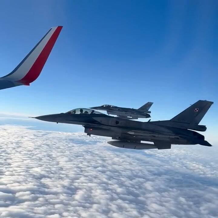 La selección polaca fue escoltada por aviones de caza F-16 hasta salir de su espacio aéreo