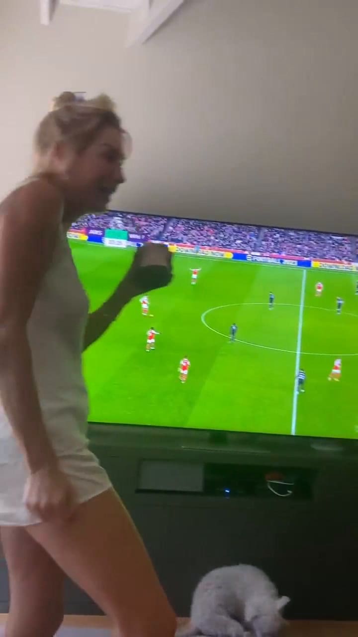 Diego Latorre se puso a ver un partido pero fue interrumpido por Yanina: 'Así, no'