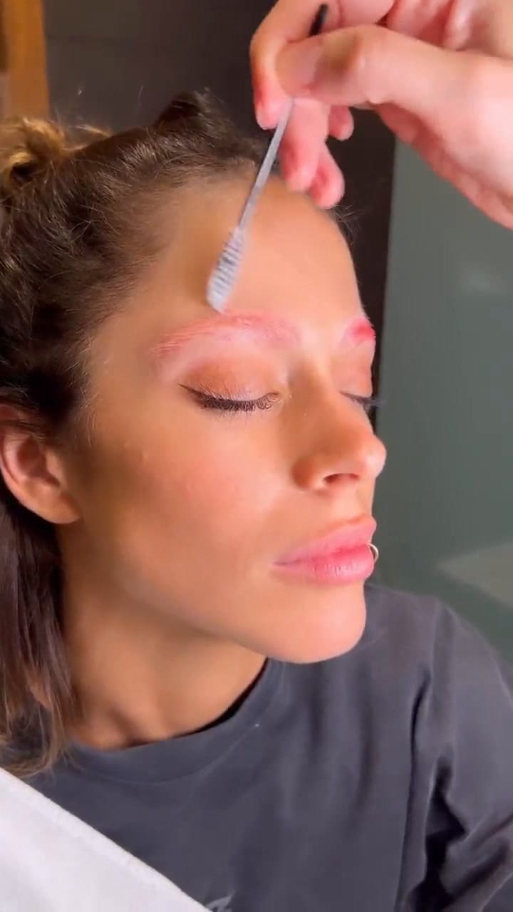 Tini Stoessel posó con las cejas teñidas de fucsia
