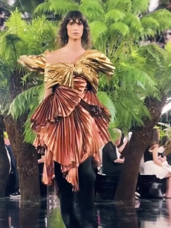 La modelo Mica Argarañaz en el desfile de Alta Costura de Dior