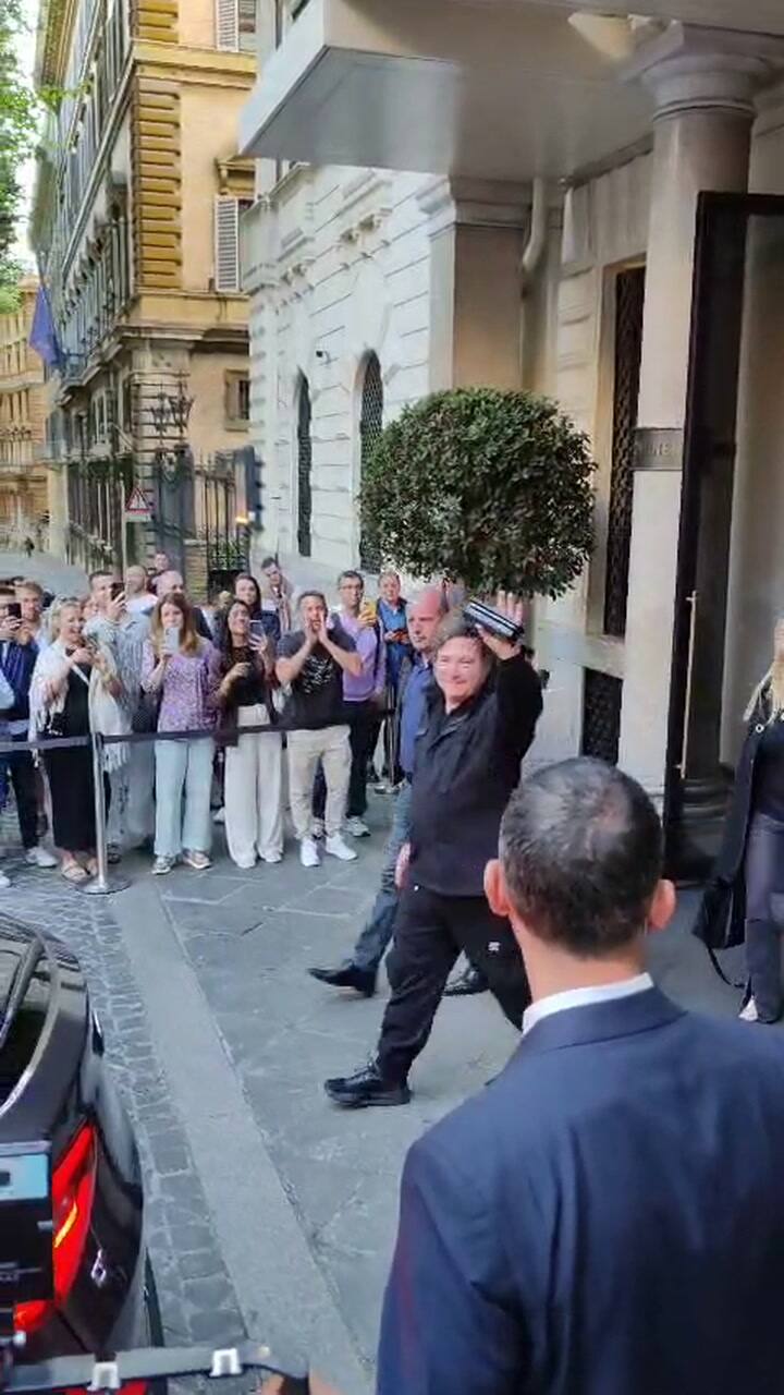 Copy of Milei sale del hotel en Roma rumbo al aeropuerto