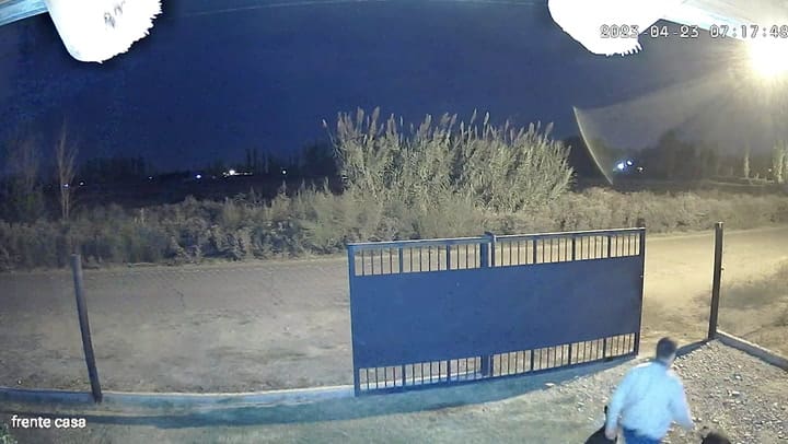 Un conductor alcoholizado se llevó puesto un portón