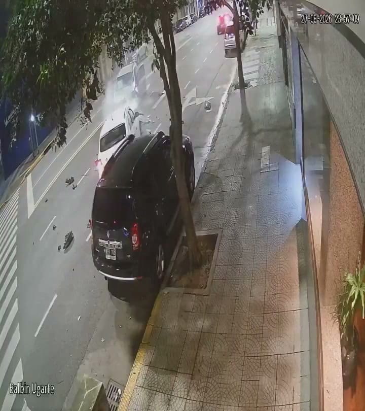 El momento en que la camioneta se cruza de carril y choca contra el auto