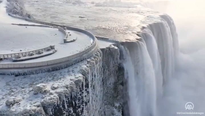 Las cataratas del Niágara, congeladas por la tormenta invernal que azota a EE.UU y Canada