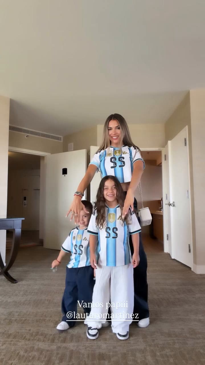 Agus Gandolfo junto a sus hijos antes del partido